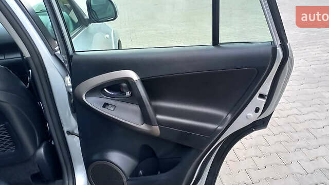 Сірий Тойота РАВ 4, об'ємом двигуна 2.4 л та пробігом 194 тис. км за 11900 $, фото 19 на Automoto.ua