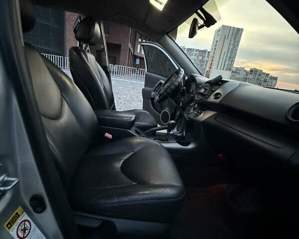 Сірий Тойота РАВ 4, об'ємом двигуна 2.4 л та пробігом 267 тис. км за 15000 $, фото 29 на Automoto.ua