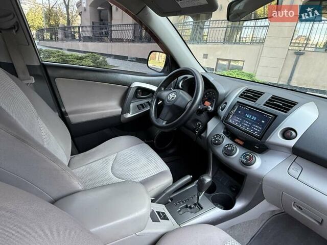 Серый Тойота РАВ 4, объемом двигателя 2.4 л и пробегом 230 тыс. км за 8900 $, фото 9 на Automoto.ua