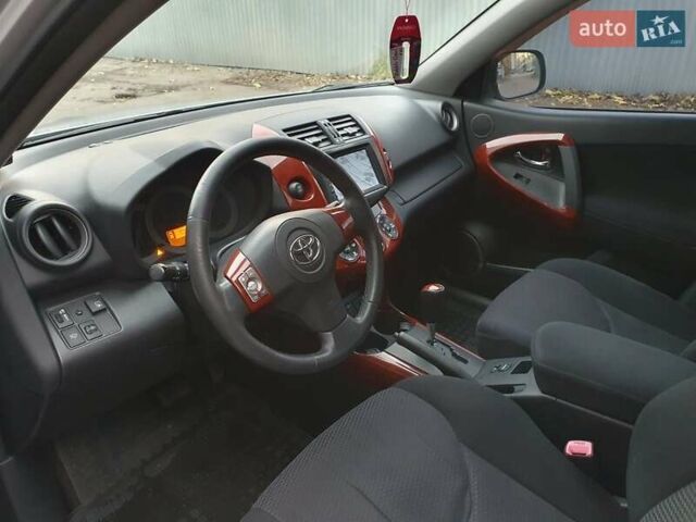 Сірий Тойота РАВ 4, об'ємом двигуна 2 л та пробігом 238 тис. км за 9500 $, фото 4 на Automoto.ua