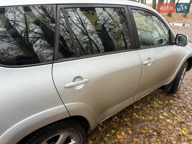 Серый Тойота РАВ 4, объемом двигателя 2.4 л и пробегом 174 тыс. км за 11700 $, фото 8 на Automoto.ua