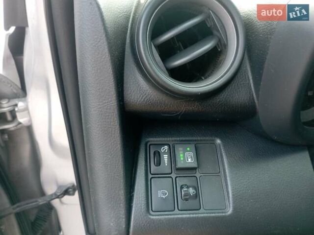 Серый Тойота РАВ 4, объемом двигателя 2 л и пробегом 203 тыс. км за 7999 $, фото 2 на Automoto.ua