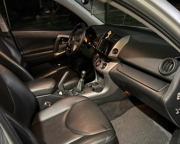 Серый Тойота РАВ 4, объемом двигателя 2.2 л и пробегом 350 тыс. км за 8550 $, фото 4 на Automoto.ua