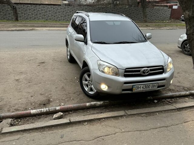 Серый Тойота РАВ 4, объемом двигателя 2.4 л и пробегом 133 тыс. км за 10000 $, фото 2 на Automoto.ua
