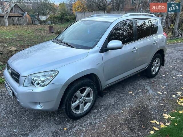 Серый Тойота РАВ 4, объемом двигателя 2 л и пробегом 236 тыс. км за 9200 $, фото 1 на Automoto.ua