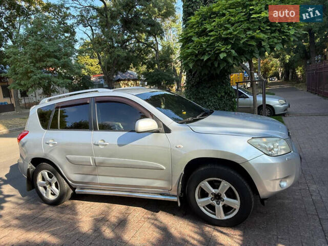 Сірий Тойота РАВ 4, об'ємом двигуна 2 л та пробігом 240 тис. км за 8700 $, фото 3 на Automoto.ua