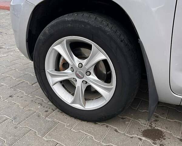 Сірий Тойота РАВ 4, об'ємом двигуна 2.2 л та пробігом 244 тис. км за 9500 $, фото 4 на Automoto.ua