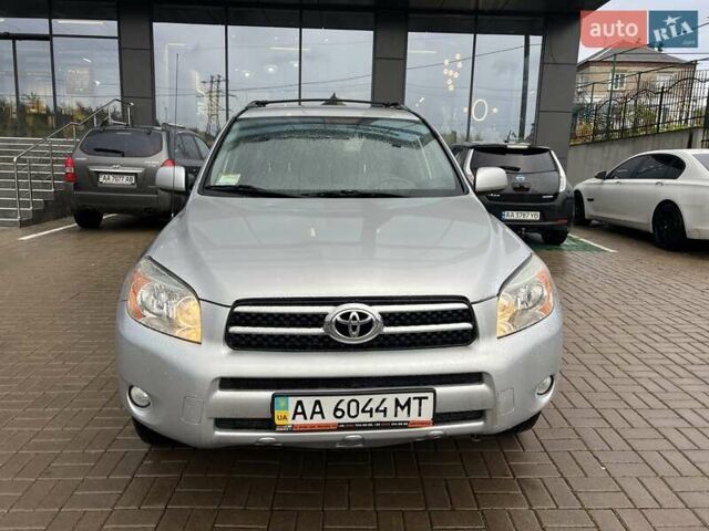Серый Тойота РАВ 4, объемом двигателя 2.4 л и пробегом 143 тыс. км за 8500 $, фото 1 на Automoto.ua