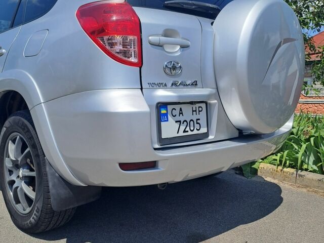 Серый Тойота РАВ 4, объемом двигателя 2.4 л и пробегом 273 тыс. км за 9500 $, фото 1 на Automoto.ua