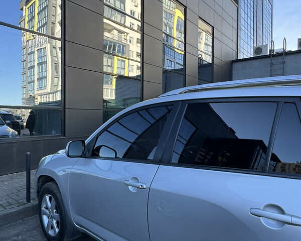 Серый Тойота РАВ 4, объемом двигателя 2 л и пробегом 108 тыс. км за 10999 $, фото 2 на Automoto.ua