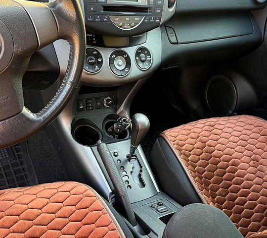 Серый Тойота РАВ 4, объемом двигателя 2 л и пробегом 267 тыс. км за 10950 $, фото 4 на Automoto.ua