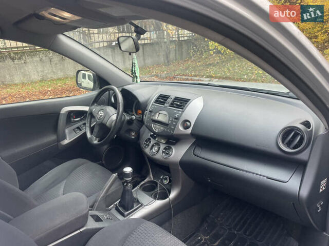 Серый Тойота РАВ 4, объемом двигателя 2.2 л и пробегом 239 тыс. км за 5700 $, фото 5 на Automoto.ua