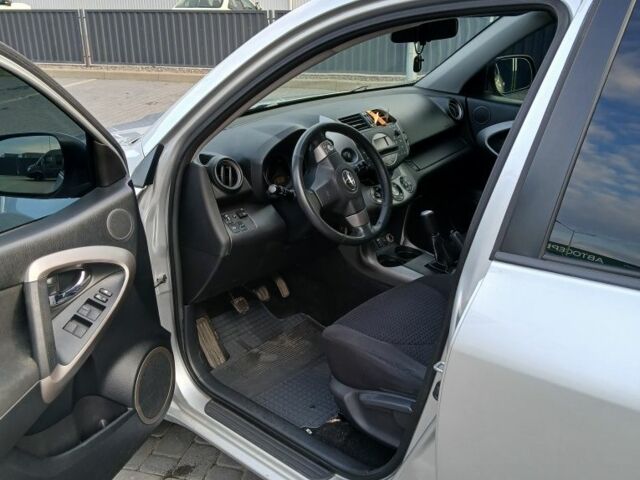 Серый Тойота РАВ 4, объемом двигателя 2 л и пробегом 260 тыс. км за 10100 $, фото 7 на Automoto.ua