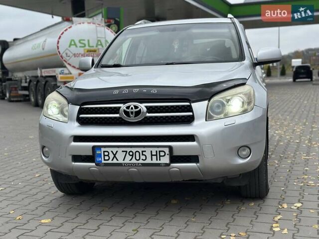 Серый Тойота РАВ 4, объемом двигателя 2 л и пробегом 309 тыс. км за 8950 $, фото 1 на Automoto.ua