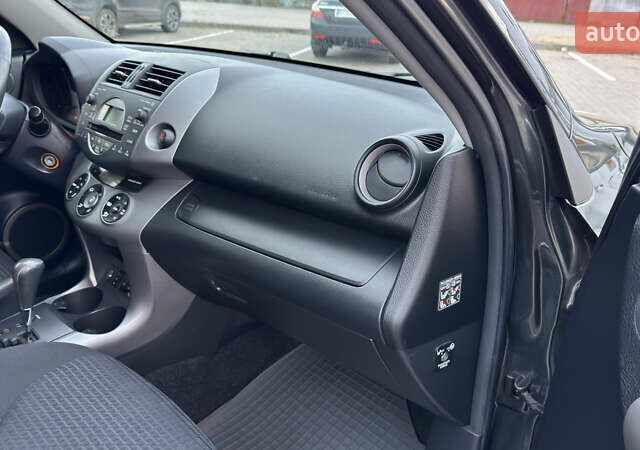 Серый Тойота РАВ 4, объемом двигателя 2 л и пробегом 90 тыс. км за 12300 $, фото 140 на Automoto.ua