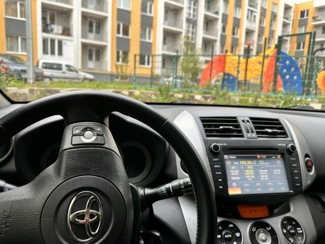 Серый Тойота РАВ 4, объемом двигателя 2 л и пробегом 190 тыс. км за 11700 $, фото 2 на Automoto.ua