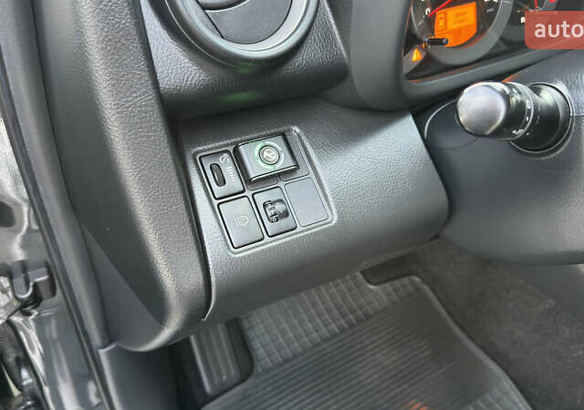 Серый Тойота РАВ 4, объемом двигателя 2 л и пробегом 90 тыс. км за 12300 $, фото 94 на Automoto.ua