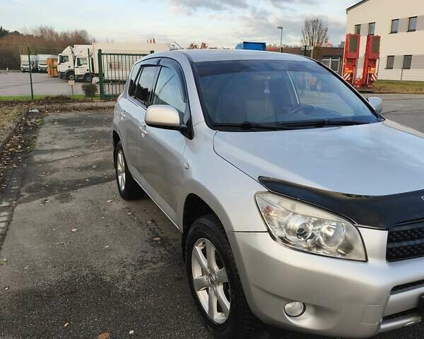 Серый Тойота РАВ 4, объемом двигателя 2 л и пробегом 167 тыс. км за 10577 $, фото 2 на Automoto.ua