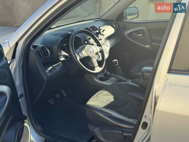 Серый Тойота РАВ 4, объемом двигателя 2.2 л и пробегом 263 тыс. км за 8950 $, фото 4 на Automoto.ua