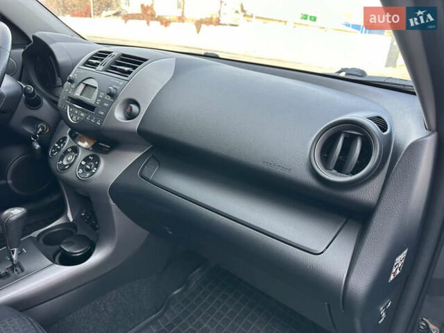 Серый Тойота РАВ 4, объемом двигателя 2 л и пробегом 213 тыс. км за 9999 $, фото 42 на Automoto.ua