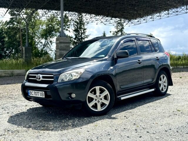 Серый Тойота РАВ 4, объемом двигателя 2 л и пробегом 241 тыс. км за 9400 $, фото 1 на Automoto.ua