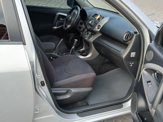 Серый Тойота РАВ 4, объемом двигателя 2 л и пробегом 260 тыс. км за 10100 $, фото 6 на Automoto.ua