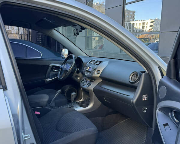 Серый Тойота РАВ 4, объемом двигателя 2 л и пробегом 108 тыс. км за 10999 $, фото 6 на Automoto.ua