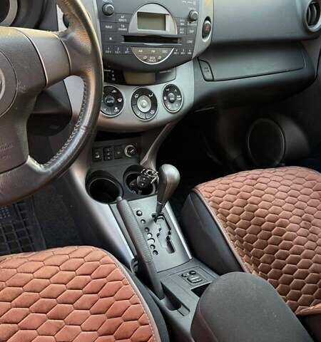 Серый Тойота РАВ 4, объемом двигателя 2 л и пробегом 267 тыс. км за 10900 $, фото 2 на Automoto.ua