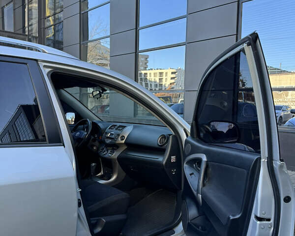 Серый Тойота РАВ 4, объемом двигателя 2 л и пробегом 108 тыс. км за 10999 $, фото 7 на Automoto.ua
