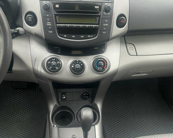 Сірий Тойота РАВ 4, об'ємом двигуна 2.4 л та пробігом 158 тис. км за 8500 $, фото 22 на Automoto.ua