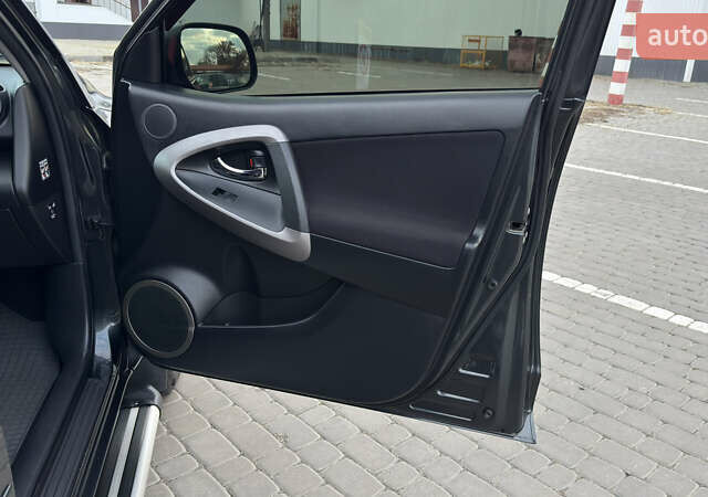 Серый Тойота РАВ 4, объемом двигателя 2 л и пробегом 90 тыс. км за 12300 $, фото 135 на Automoto.ua