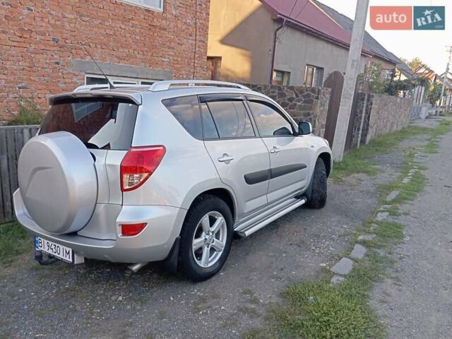Серый Тойота РАВ 4, объемом двигателя 2 л и пробегом 165 тыс. км за 10000 $, фото 3 на Automoto.ua