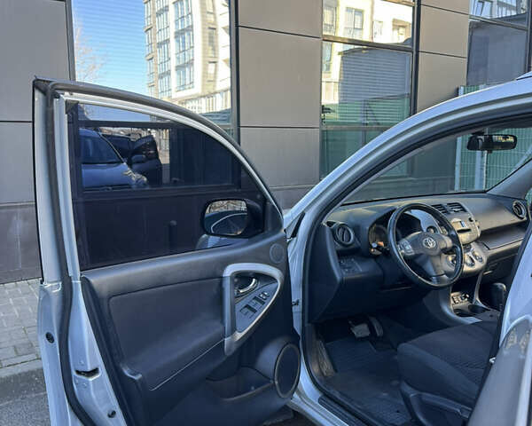 Серый Тойота РАВ 4, объемом двигателя 2 л и пробегом 108 тыс. км за 10999 $, фото 11 на Automoto.ua