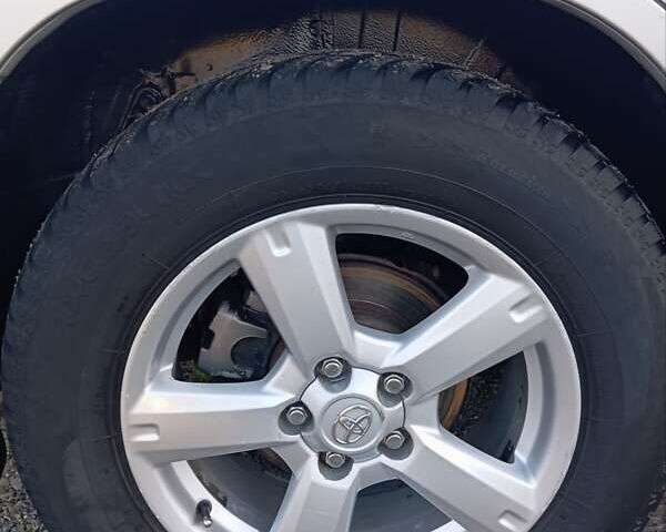 Серый Тойота РАВ 4, объемом двигателя 2 л и пробегом 165 тыс. км за 9999 $, фото 1 на Automoto.ua