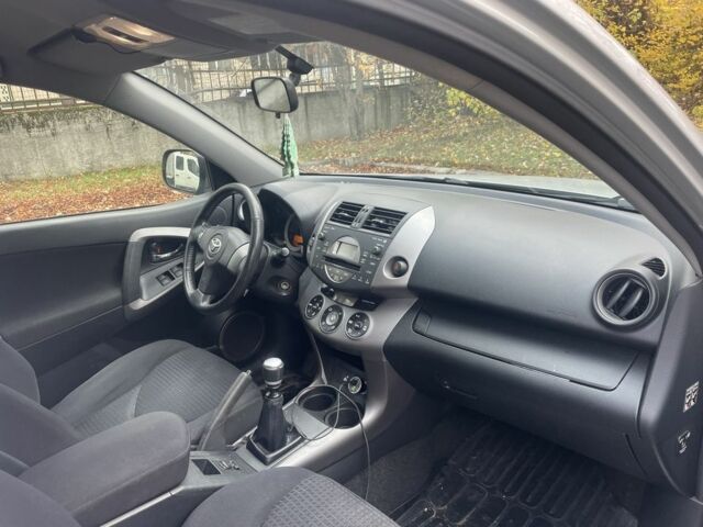 Серый Тойота РАВ 4, объемом двигателя 2.2 л и пробегом 239 тыс. км за 5700 $, фото 6 на Automoto.ua