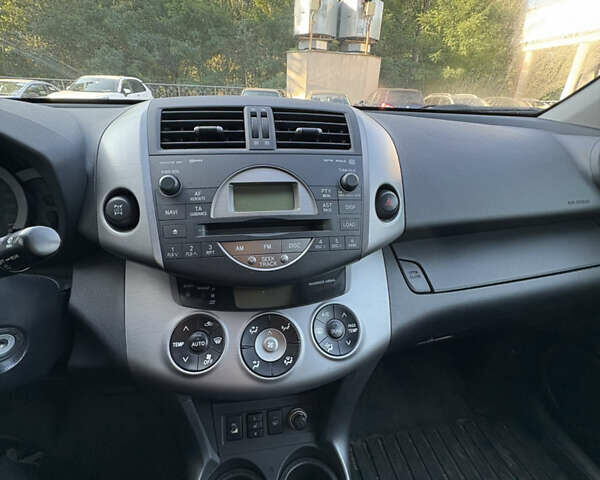 Серый Тойота РАВ 4, объемом двигателя 2 л и пробегом 150 тыс. км за 8400 $, фото 6 на Automoto.ua