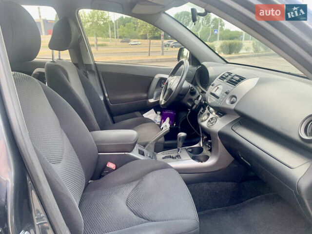 Серый Тойота РАВ 4, объемом двигателя 2 л и пробегом 317 тыс. км за 11777 $, фото 7 на Automoto.ua