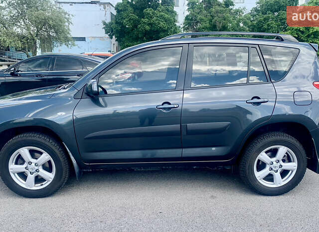 Серый Тойота РАВ 4, объемом двигателя 2 л и пробегом 317 тыс. км за 11777 $, фото 2 на Automoto.ua