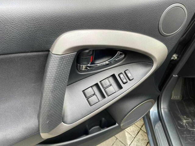 Серый Тойота РАВ 4, объемом двигателя 2 л и пробегом 308 тыс. км за 9990 $, фото 7 на Automoto.ua