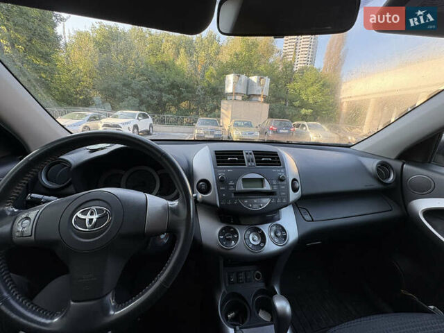 Серый Тойота РАВ 4, объемом двигателя 2 л и пробегом 150 тыс. км за 8400 $, фото 4 на Automoto.ua