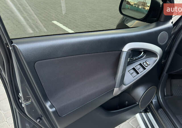 Сірий Тойота РАВ 4, об'ємом двигуна 2 л та пробігом 90 тис. км за 12300 $, фото 82 на Automoto.ua