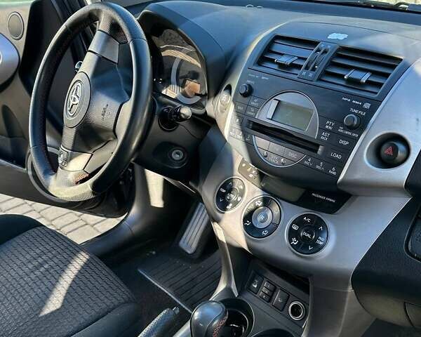 Серый Тойота РАВ 4, объемом двигателя 2 л и пробегом 240 тыс. км за 9800 $, фото 5 на Automoto.ua