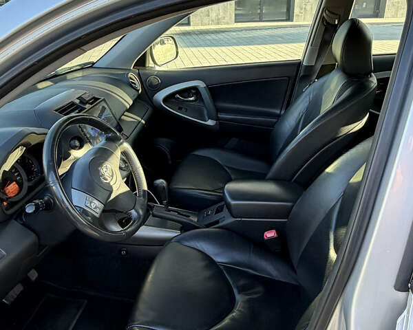 Серый Тойота РАВ 4, объемом двигателя 2.36 л и пробегом 149 тыс. км за 11800 $, фото 10 на Automoto.ua