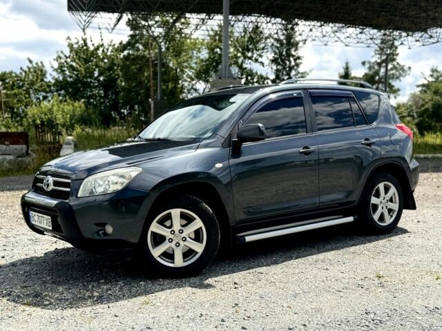 Серый Тойота РАВ 4, объемом двигателя 2 л и пробегом 241 тыс. км за 9400 $, фото 2 на Automoto.ua