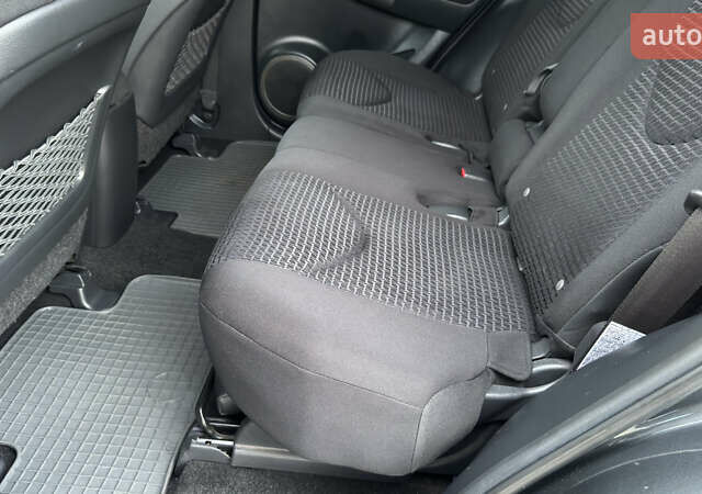 Серый Тойота РАВ 4, объемом двигателя 2 л и пробегом 90 тыс. км за 12300 $, фото 123 на Automoto.ua