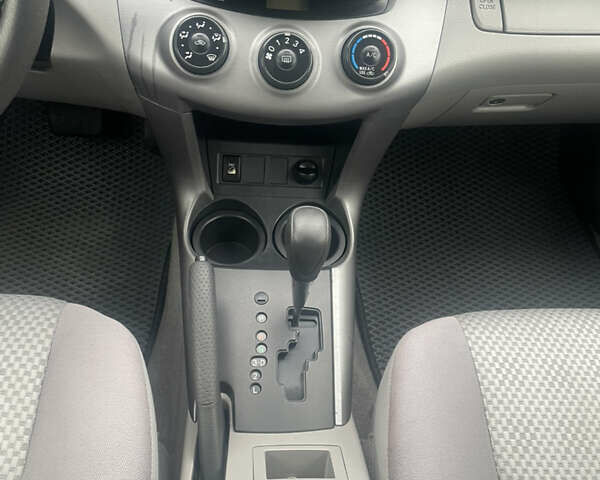 Сірий Тойота РАВ 4, об'ємом двигуна 2.4 л та пробігом 158 тис. км за 8500 $, фото 21 на Automoto.ua