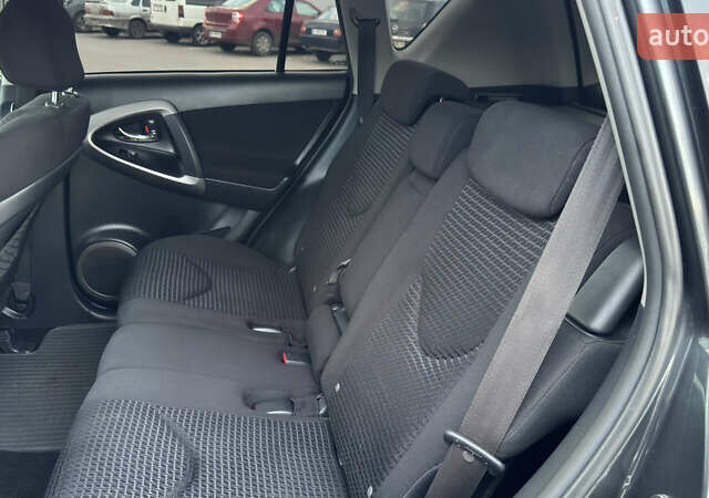 Сірий Тойота РАВ 4, об'ємом двигуна 2 л та пробігом 90 тис. км за 12300 $, фото 122 на Automoto.ua
