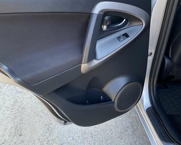 Серый Тойота РАВ 4, объемом двигателя 2 л и пробегом 158 тыс. км за 10800 $, фото 17 на Automoto.ua