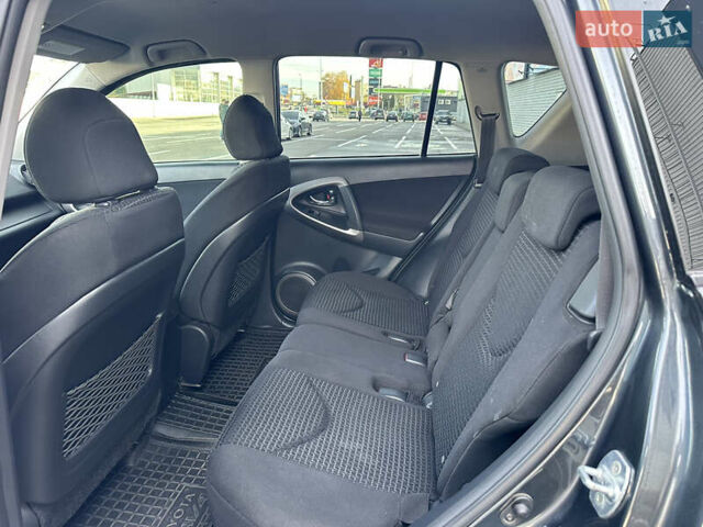 Серый Тойота РАВ 4, объемом двигателя 2 л и пробегом 213 тыс. км за 9999 $, фото 30 на Automoto.ua