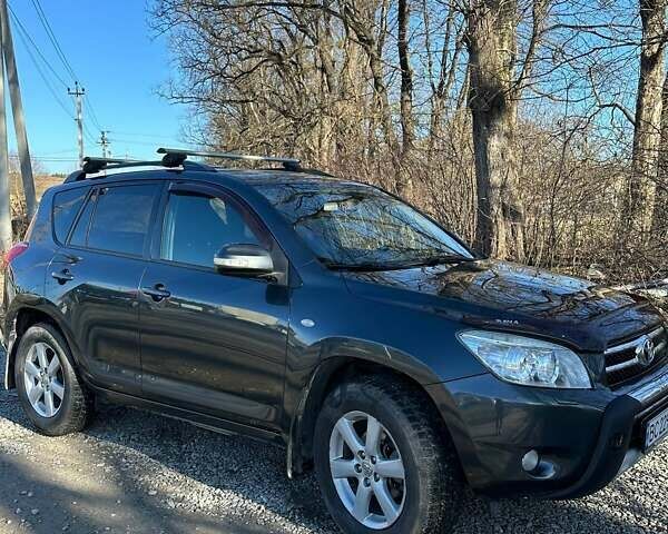 Серый Тойота РАВ 4, объемом двигателя 2 л и пробегом 240 тыс. км за 9800 $, фото 1 на Automoto.ua